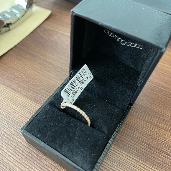 Diamond shared Prong Stacking Ring - Picture 4 of 4